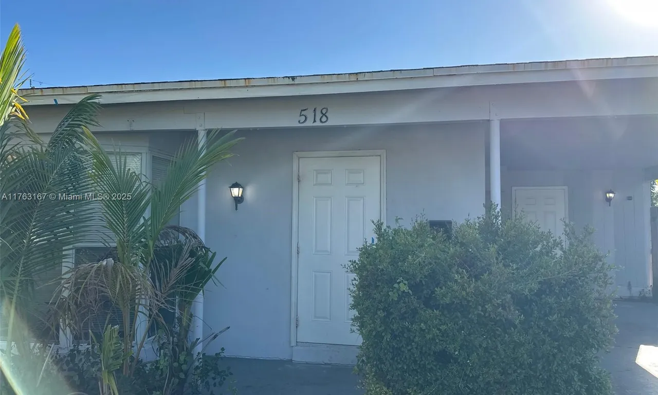 518 Crescent Dr, Lake Park FL 33403