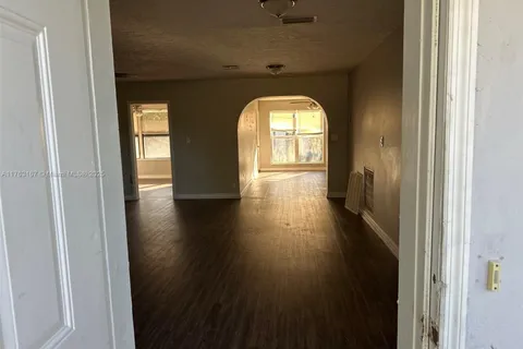 518 Crescent Dr, Lake Park FL 33403