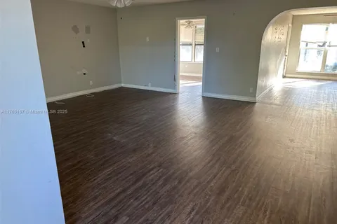 518 Crescent Dr, Lake Park FL 33403