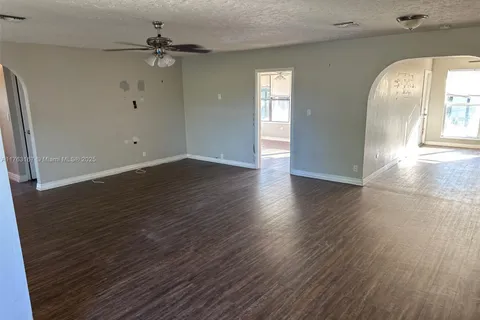 518 Crescent Dr, Lake Park FL 33403