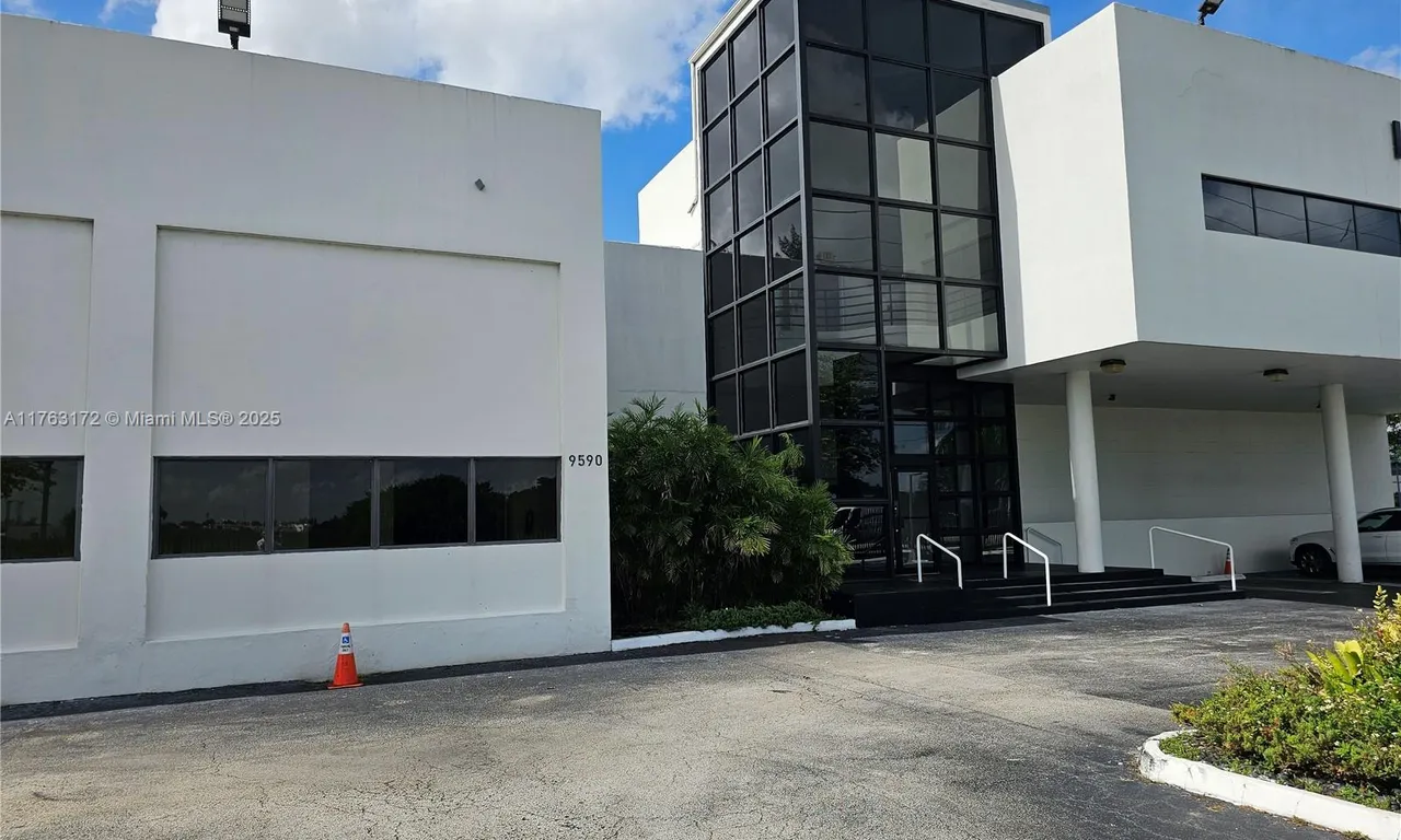9590 NW 25th St, Doral FL 33172