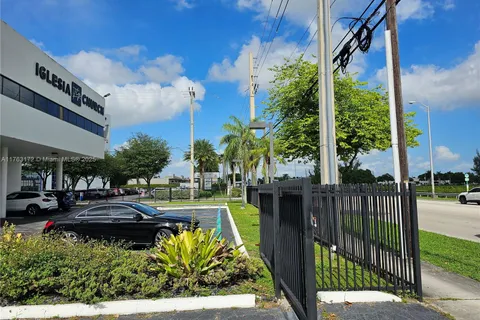 9590 NW 25th St, Doral FL 33172