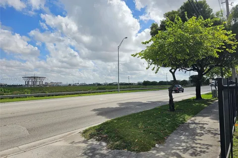 9590 NW 25th St, Doral FL 33172