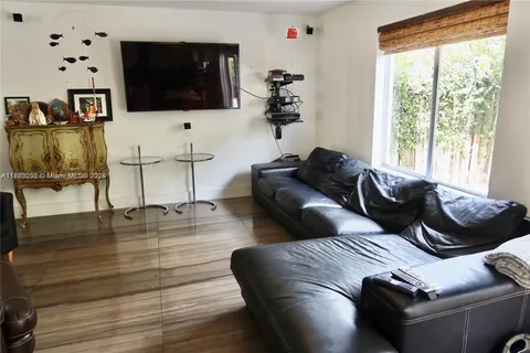10761 NW 52nd St, Doral FL 33178