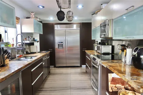 10761 NW 52nd St, Doral FL 33178