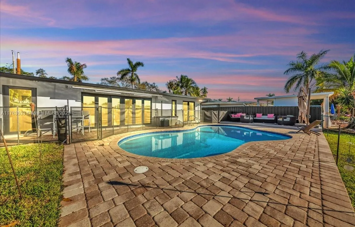 2437 Flamingo Ln, Fort Lauderdale FL 33312