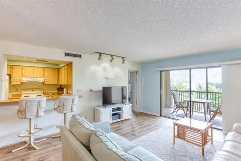 2205 S Cypress Bend Dr # 604, Pompano Beach FL 33069