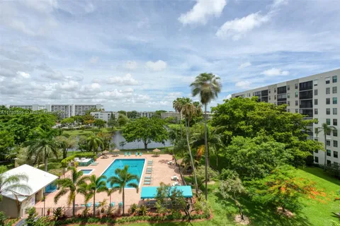 2205 S Cypress Bend Dr # 604, Pompano Beach FL 33069