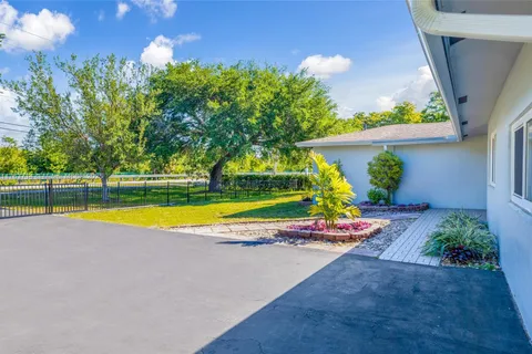 13390 SW 26th St, Davie FL 33325