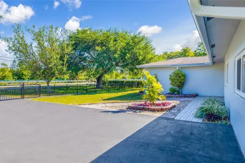 13390 SW 26th St, Davie FL 33325