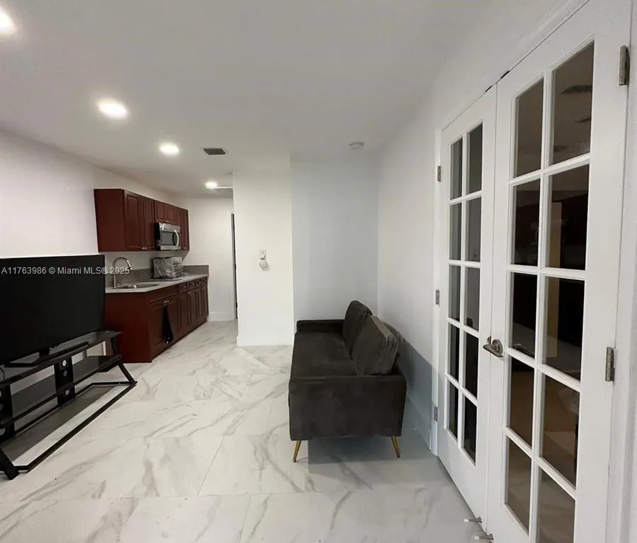 2320 SW 44th St # B, Dania Beach FL 33312