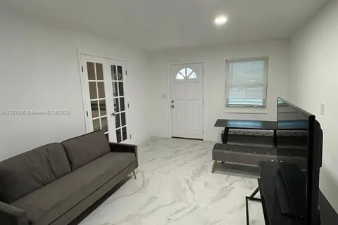 2320 SW 44th St # B, Dania Beach FL 33312
