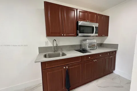 2320 SW 44th St # B, Dania Beach FL 33312