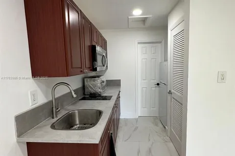 2320 SW 44th St # B, Dania Beach FL 33312