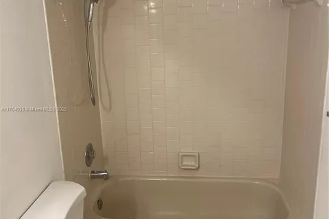 8290 Lake Dr # 317, Doral FL 33166