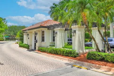 624 Stanton Dr, Weston FL 33326