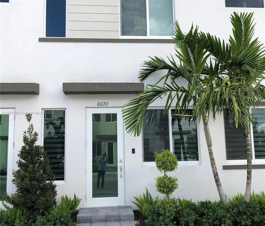 6670 NW 103rd Path # 1, Doral FL 33178