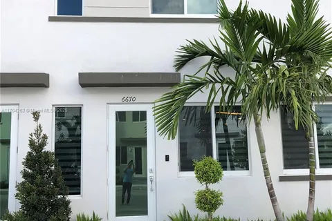 6670 NW 103rd Path # 1, Doral FL 33178