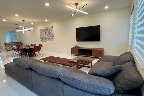6670 NW 103rd Path # 1, Doral FL 33178