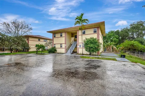 825 SW 10th St # D, Hallandale Beach FL 33009