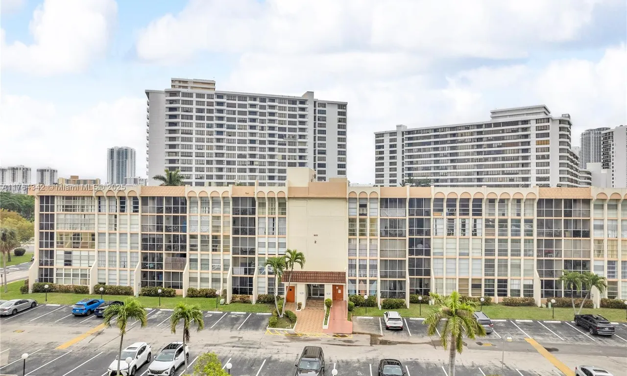 501 Three Islands Blvd # 305, Hallandale Beach FL 33009