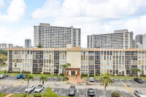 501 Three Islands Blvd # 305, Hallandale Beach FL 33009