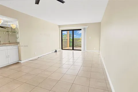 9273 SW 8tH # 423, Boca Raton FL 33428