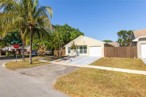 8451 SW 10th Ct, Pembroke Pines FL 33025