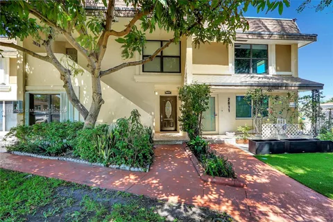 2807 NE 164th St # 2, North Miami Beach FL 33160