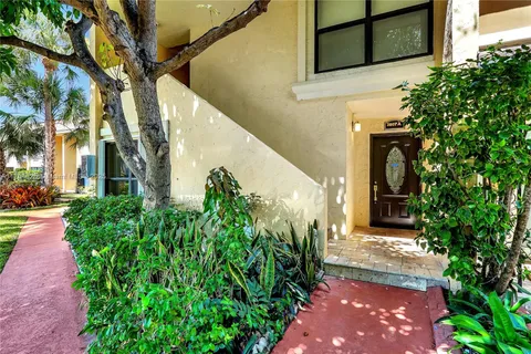 2807 NE 164th St # 2, North Miami Beach FL 33160