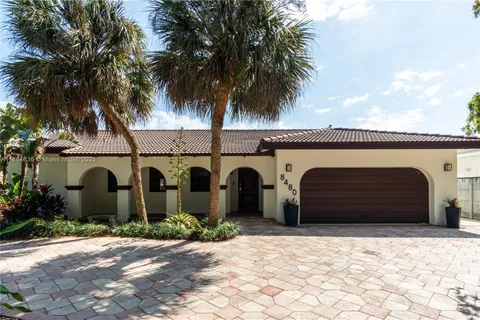 8480 Dundee Ter, Miami Lakes FL 33016