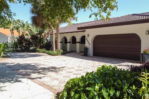 8480 Dundee Ter, Miami Lakes FL 33016