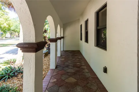 8480 Dundee Ter, Miami Lakes FL 33016