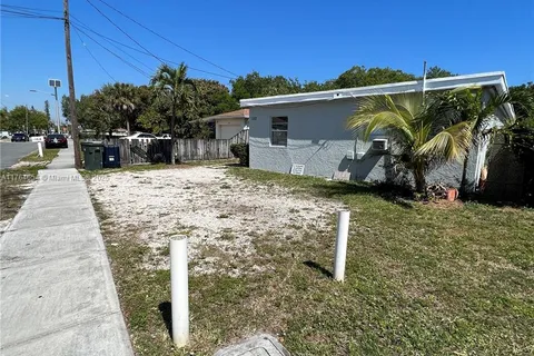 122 NW 6th Ave # 3, Dania Beach FL 33004