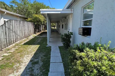 122 NW 6th Ave # 3, Dania Beach FL 33004
