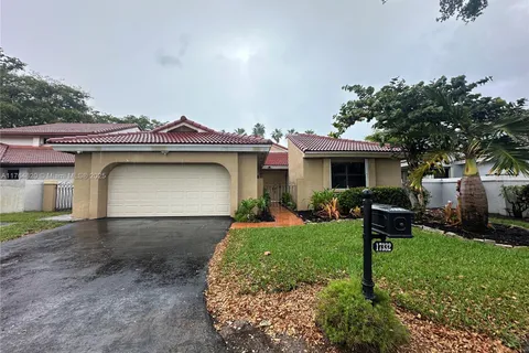 17332 NW 62nd Pl # 17332, Hialeah FL 33015