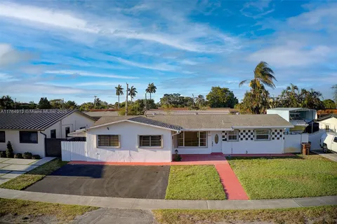 841 W 50th St, Hialeah FL 33012