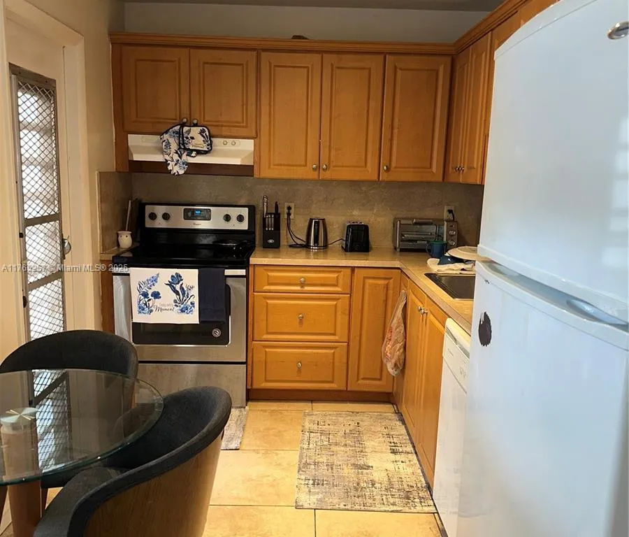 3990 NW 42nd Ave # 106, Lauderdale Lakes FL 33319