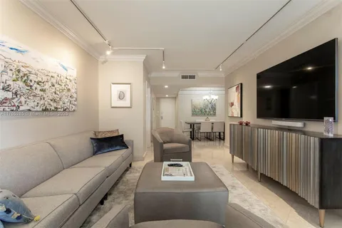 4775 Collins Ave # 704, Miami Beach FL 33140