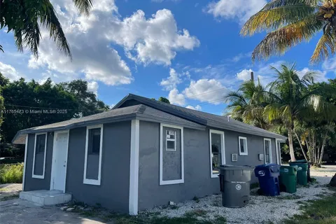 900 NW 80th St, Miami FL 33150