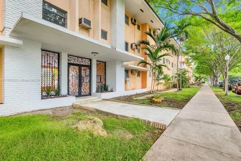 1014 Salzedo St # 211, Coral Gables FL 33134