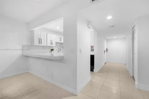 369 Lakeview Dr # 102, Weston FL 33326