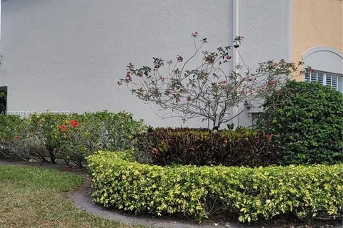 16731 Hemingway Dr, Weston FL 33326