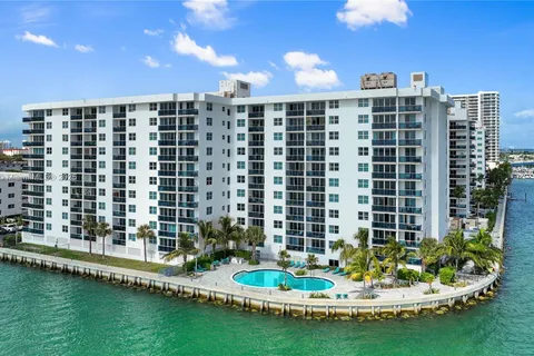 1900 S Treasure Dr # 3O, North Bay Village FL 33141
