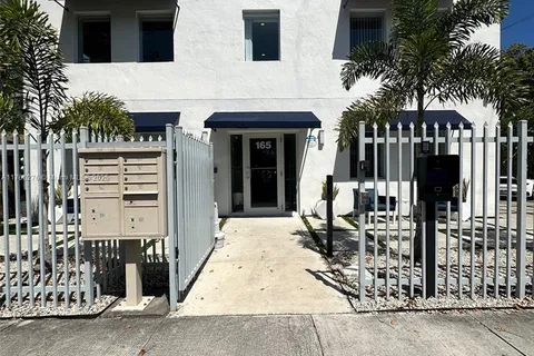 165 NW 39th St # 6, Miami FL 33127