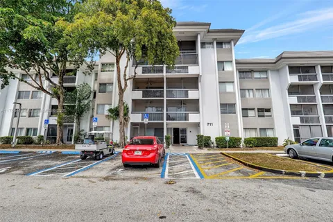 711 N Pine Island Rd # 214, Plantation FL 33324