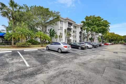 711 N Pine Island Rd # 214, Plantation FL 33324