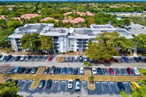 711 N Pine Island Rd # 214, Plantation FL 33324