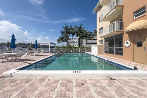 2710 S Ocean Dr # 402, Hollywood FL 33019