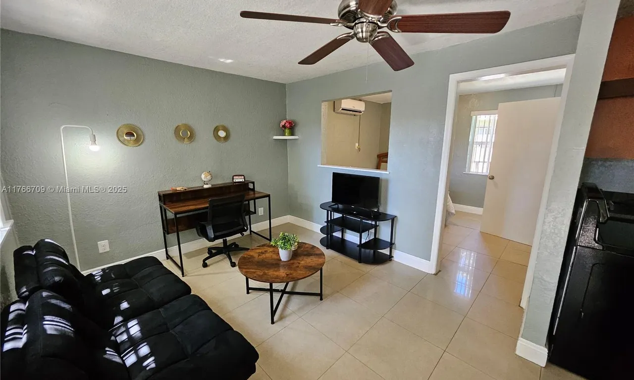 279 SW 8th St REAR, Dania Beach FL 33004
